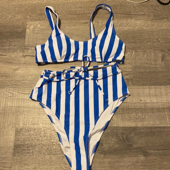 Bikini - Picture 1 of 7